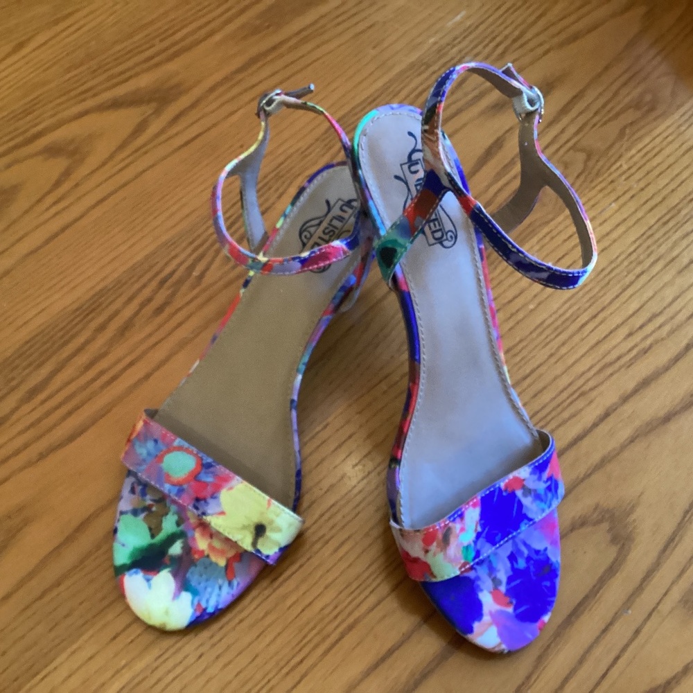 UNLISTED Kind Deed floral sandal Size 8M
